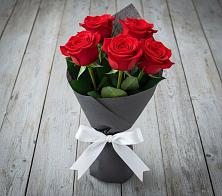 Букет 5 Красных роз Эдлесс Лав в Вознесеновском