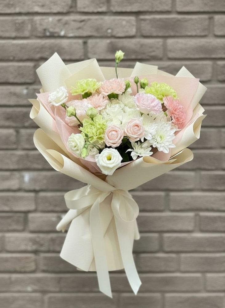 Букет цветов из: Гвоздики, Розы, Лизиантусы и Хризантемы в Вознесеновском