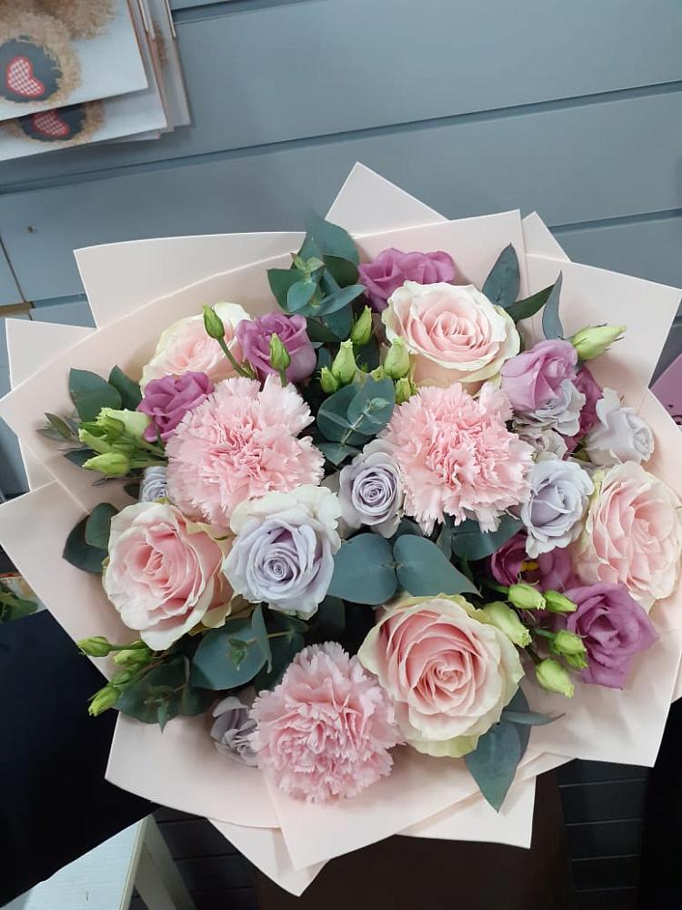 Букет цветов из: Розы, Гвоздики и Лизиантусы в Вознесеновском