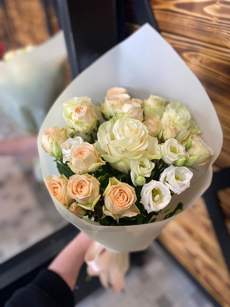 Букет цветов из: Розы и Лизиантусы в Вознесеновском